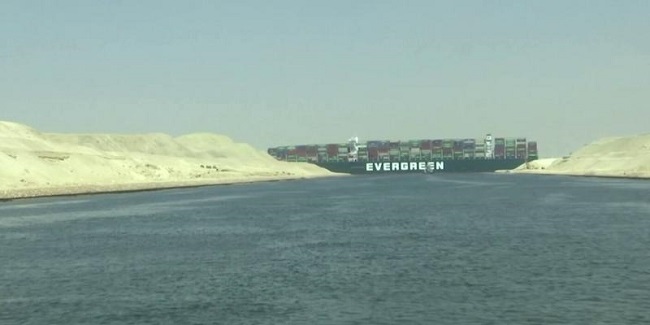 Canal de Suez: Navio encalhado no Egito
