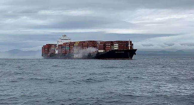 Navio de carga expele gás tóxico na costa do Canadá
