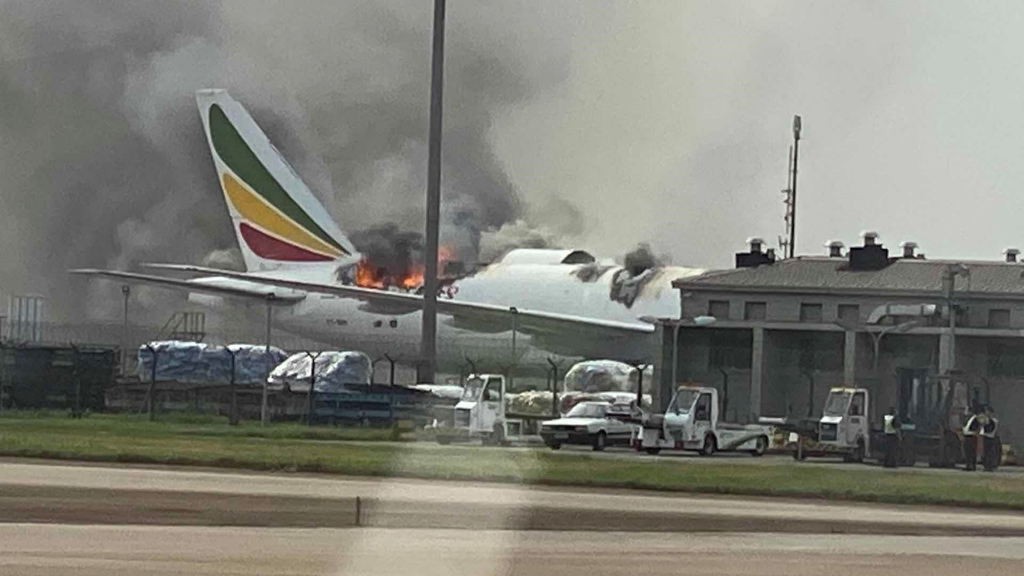 Avião de carga pega fogo