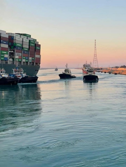 Canal de Suez é liberado após desencalhe do navio da Evergreen